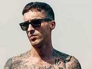 Jamil ci ricasca e tira uno schiaffo ad un suo Fan ( Pace Già fatta però )