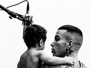 X2VR di Sfera Ebbasta è fuori. Ci sono Elodie, Marracash, Guè e tanti altri a man holding a child